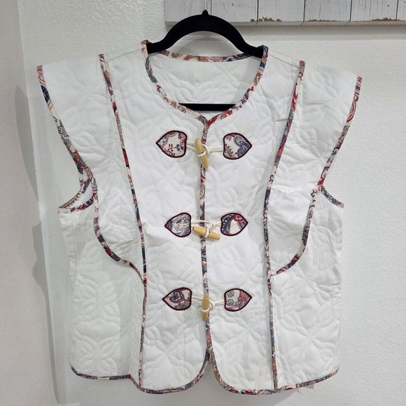 Women's Ruffle Sleeve Floral Quilted Vest - Picture 5 of 8